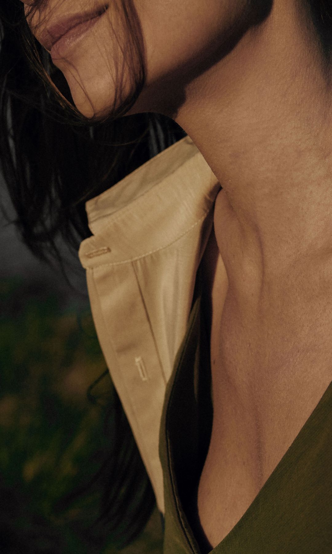 Primer plano del cuello y el escote de una mujer al aire libre