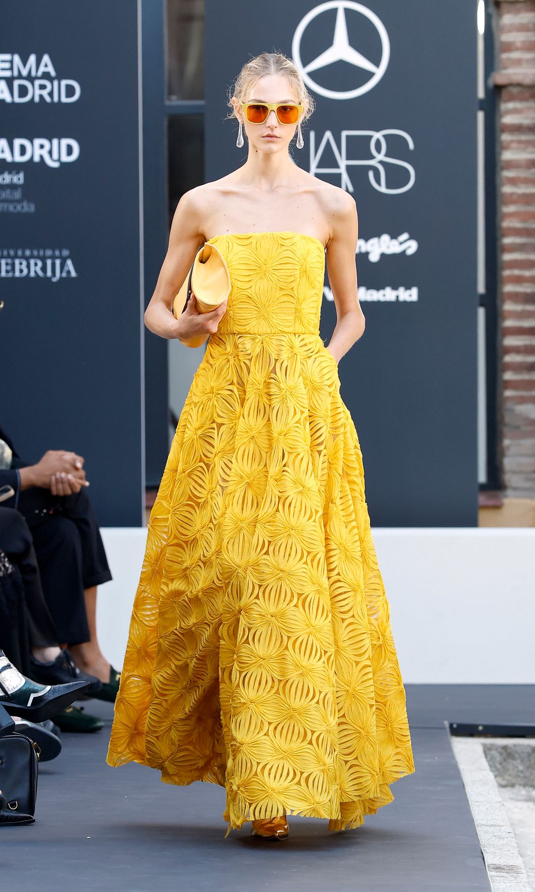 Maison Mesa nos propone una última noche de baile: prendas vaporosas y un abanico de colores que contagian de glamour y libertad