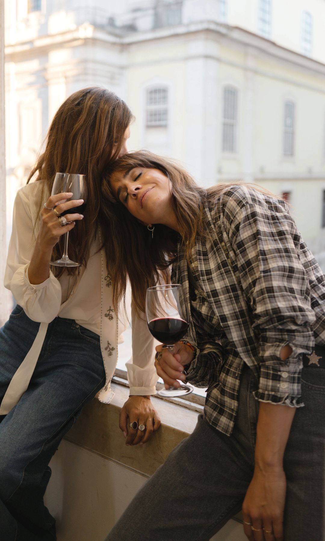 Sara Carbonero e Isabel Jiménez juntas toman una copa de vino