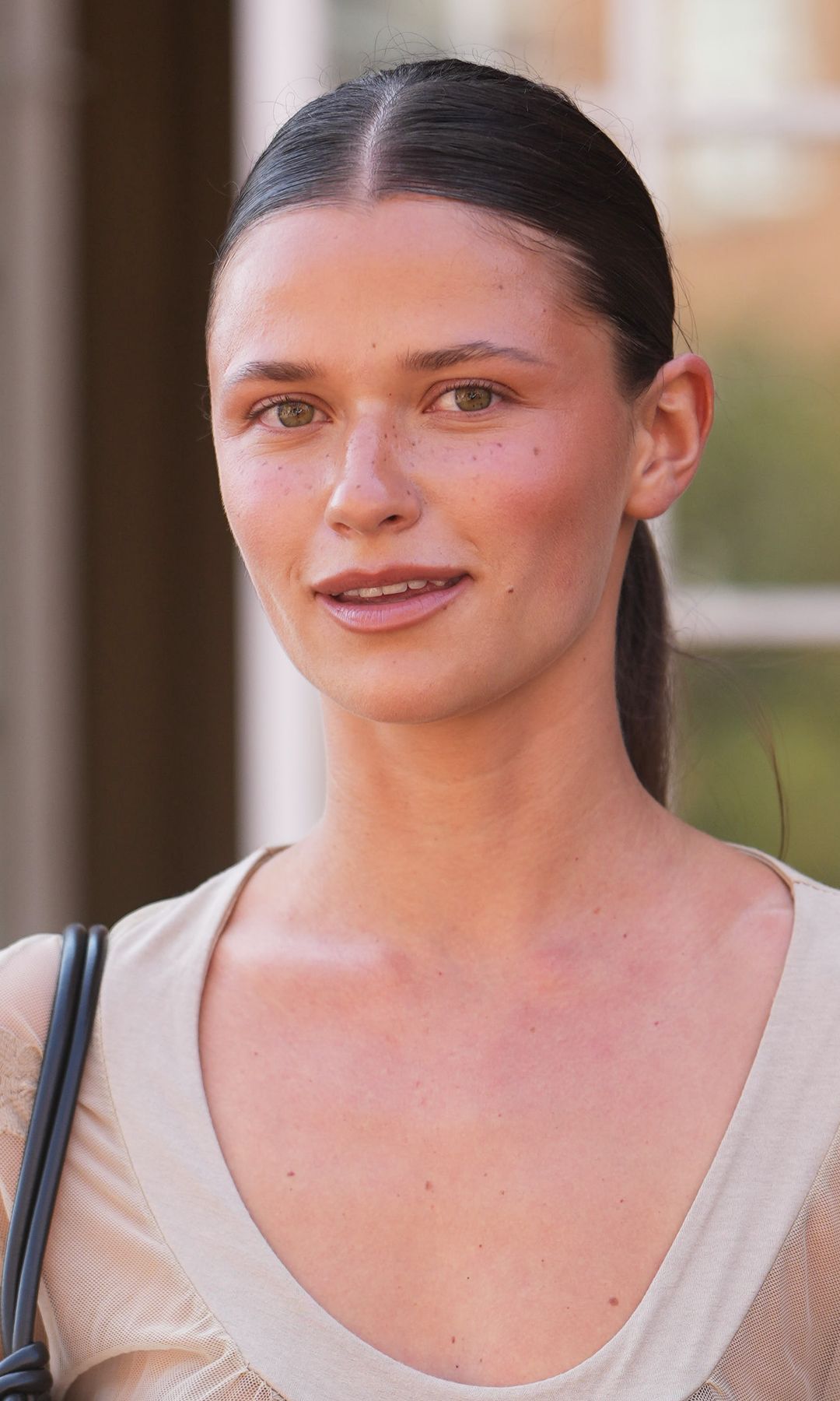  Mujer con cejas definidas