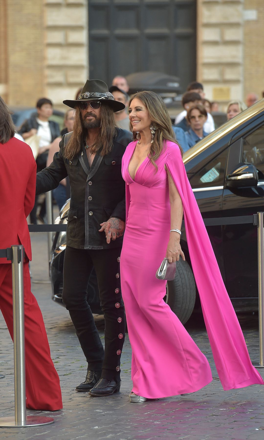 Billy Ray Cyrus y Elizabeth Hurley en su llegada al evento en Roma