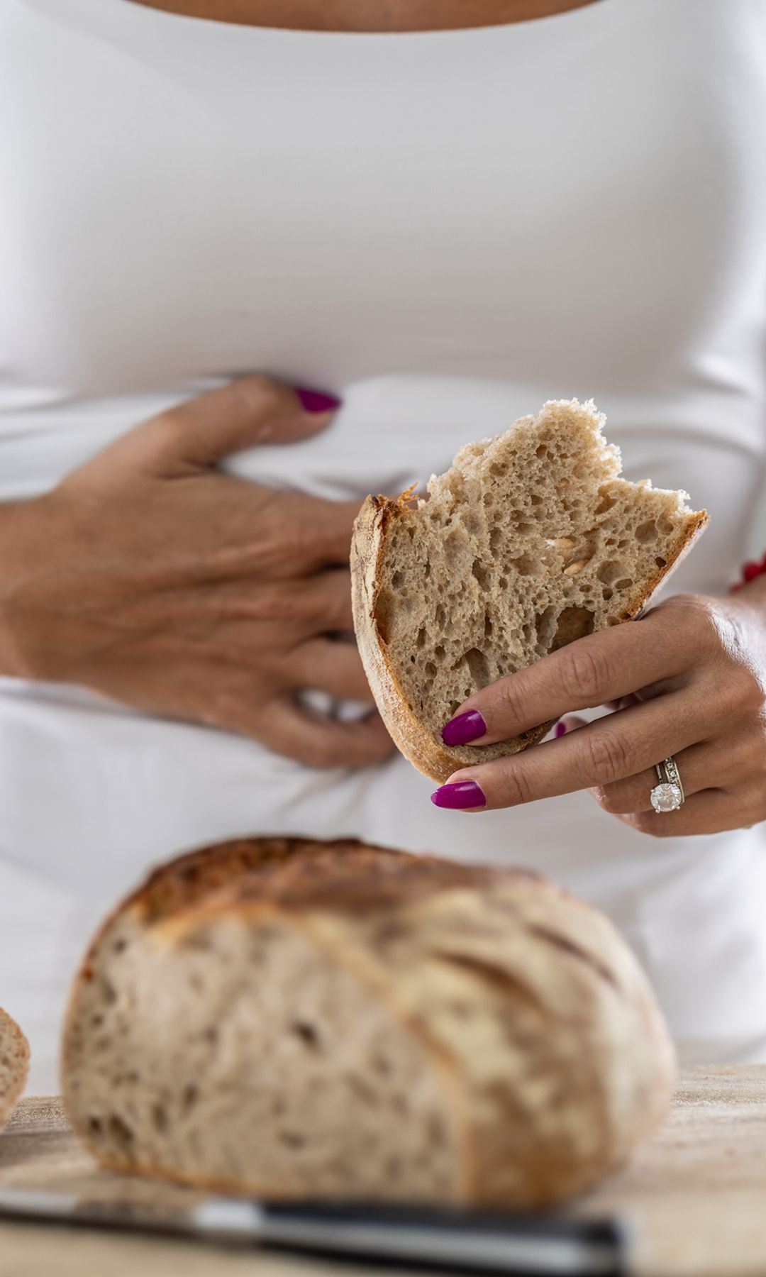 Mujer sintiéndose mal por comer pan