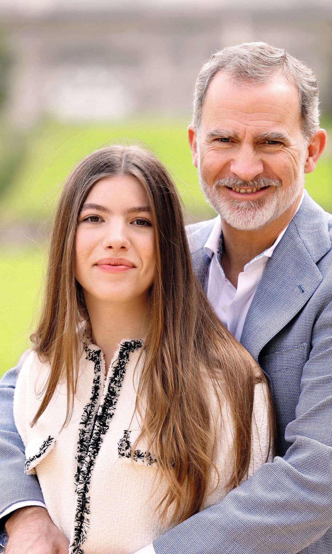 La infanta Sofía y el Rey Felipe VI, padre e hija abrazados en los jardines reales