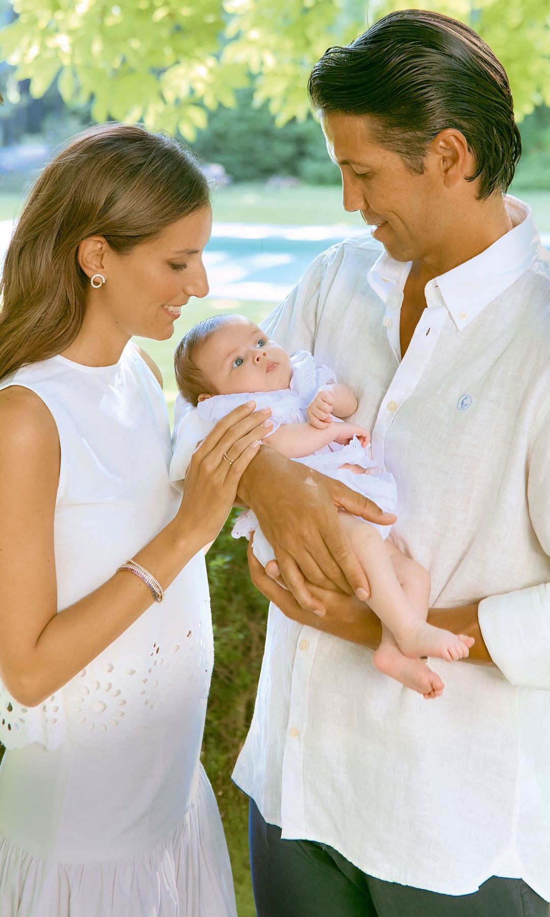 Ana y Fernando en una fotografía entrañable junto a la pequeña Mía