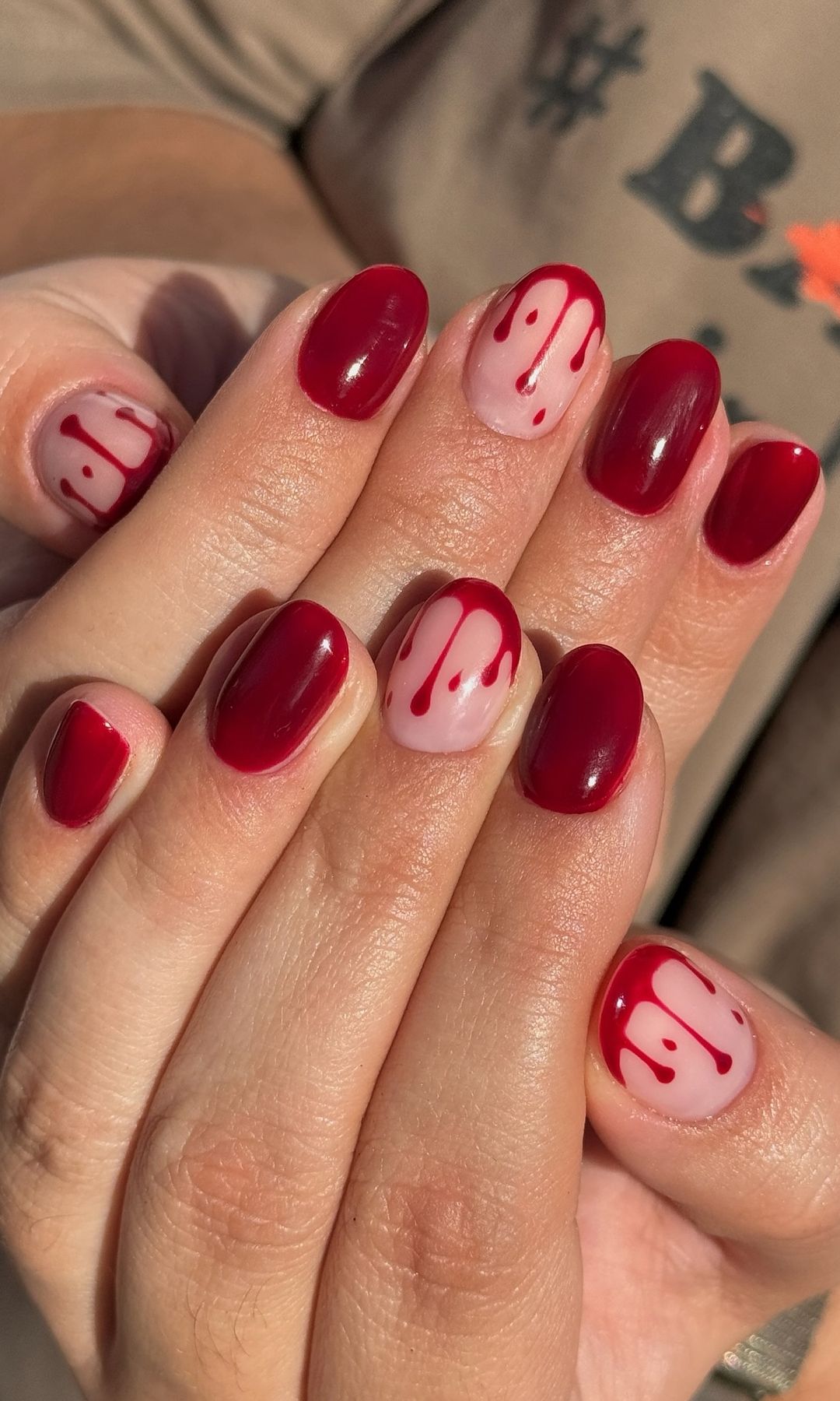 Manicura roja con efecto gotas de sangre