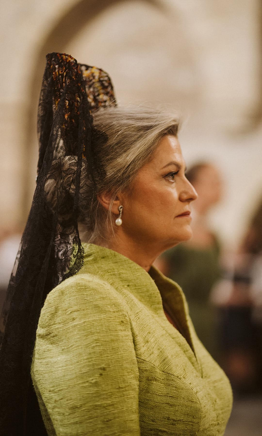 Madrina de boda con mantilla y perlas