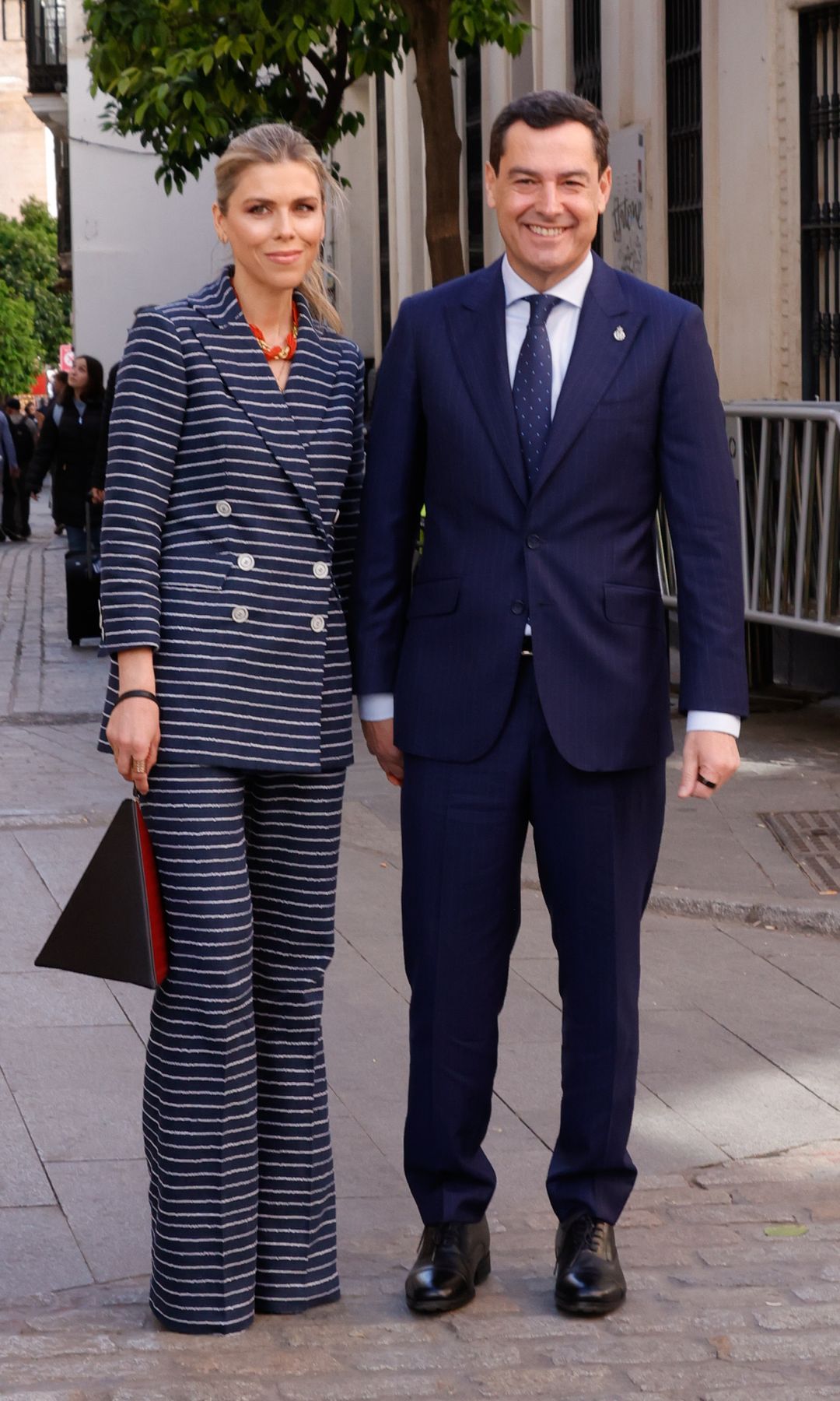 Juan Manuel Moreno Bonilla y Manuela Villena durante Semana Santa en Sevilla (marzo de 2026)