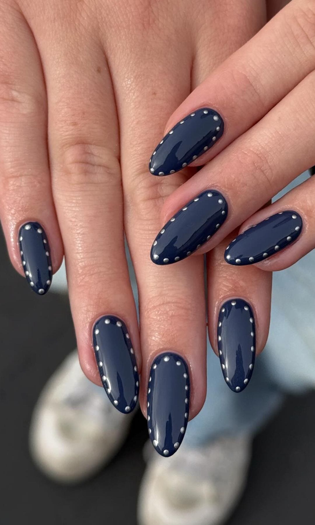 Manicura con puntos metalizados