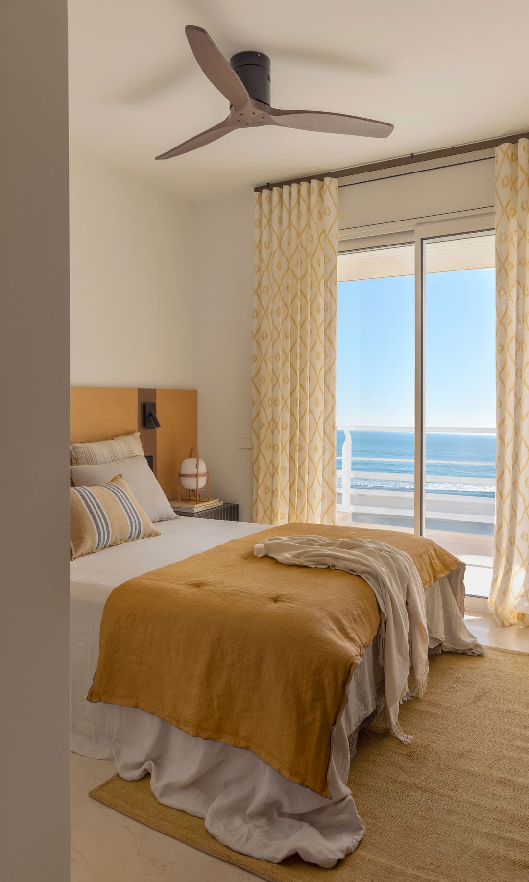 Dormitorio veraniego de un proyecto de Albert Ramoneda Studio con estilismo de Mar Gausachs