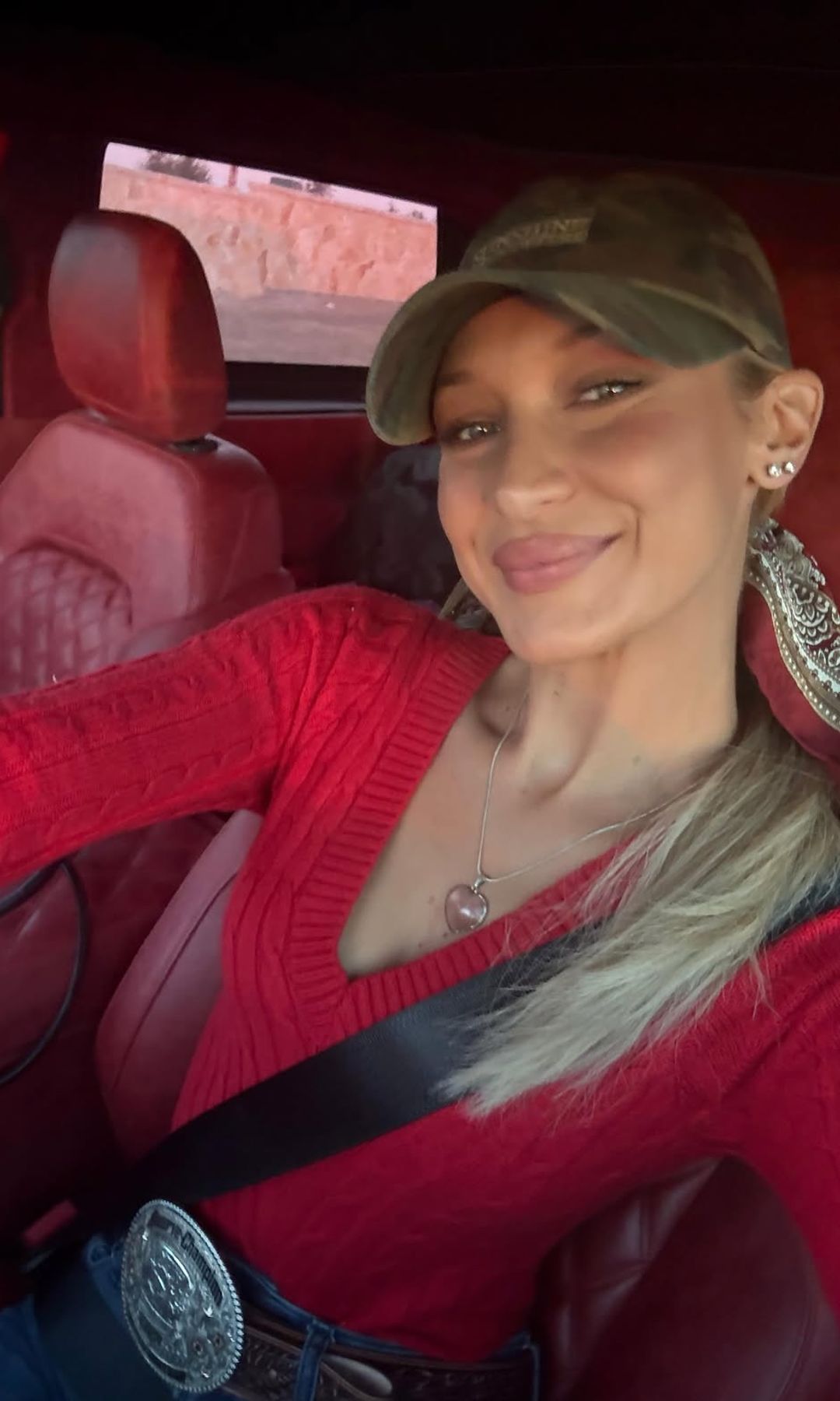 Bella Hadid se hace un selfie en el interior de un coche