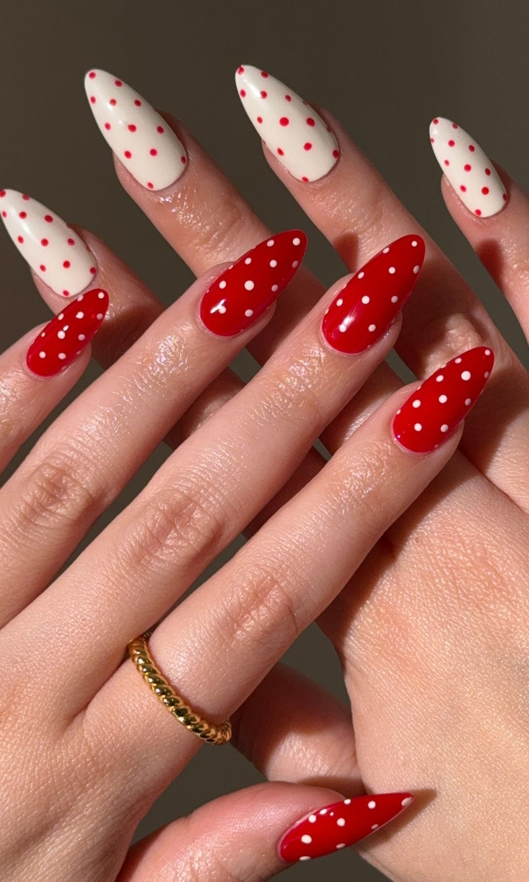 Manicura roja con lunares
