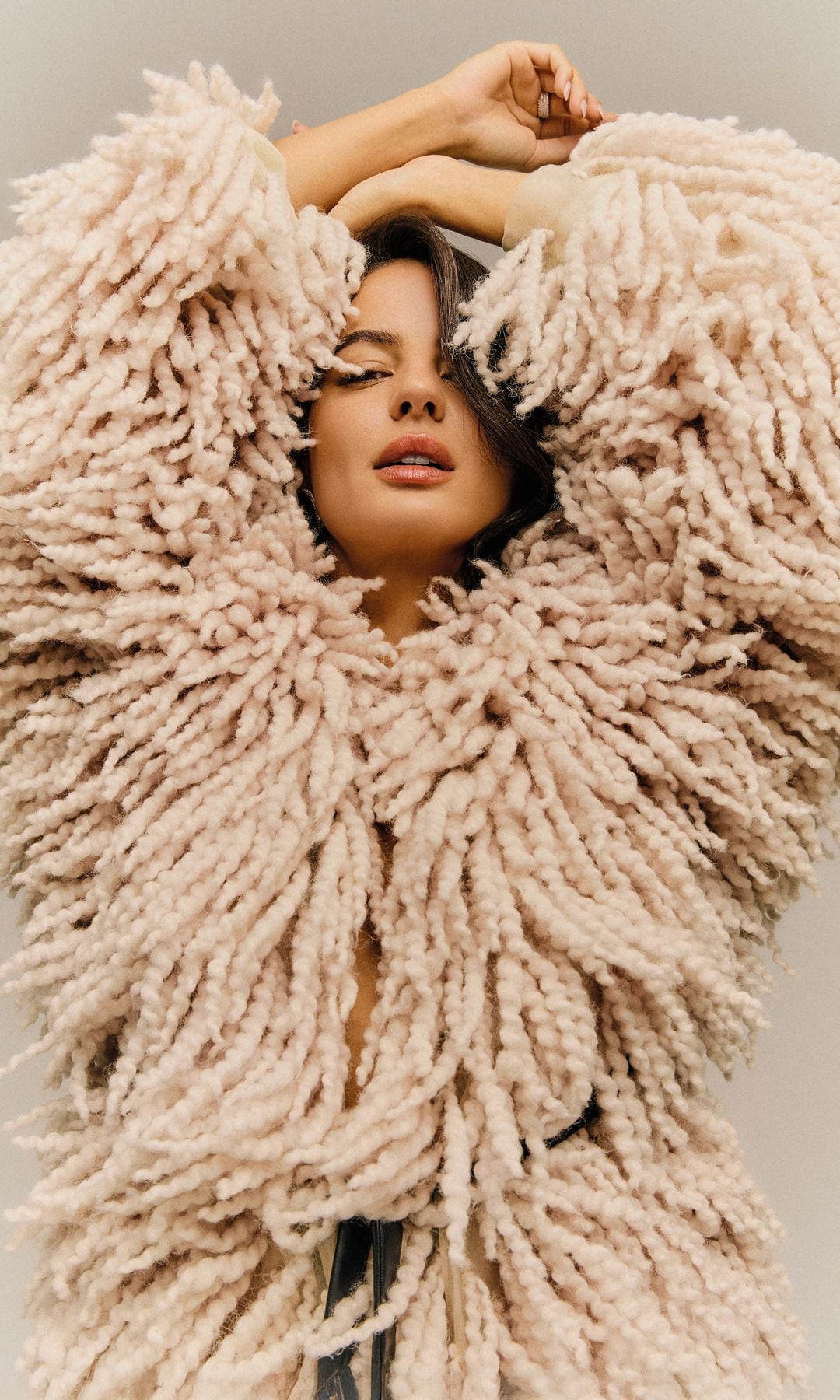 PRIMERA PLANA
La actriz y diseñadora Jana Pérez posa con un abrigo cuajado de flecos, de Giambattista
Valli, que combina con pendientes, de
Suarez, y anillos,
de Rabat.
