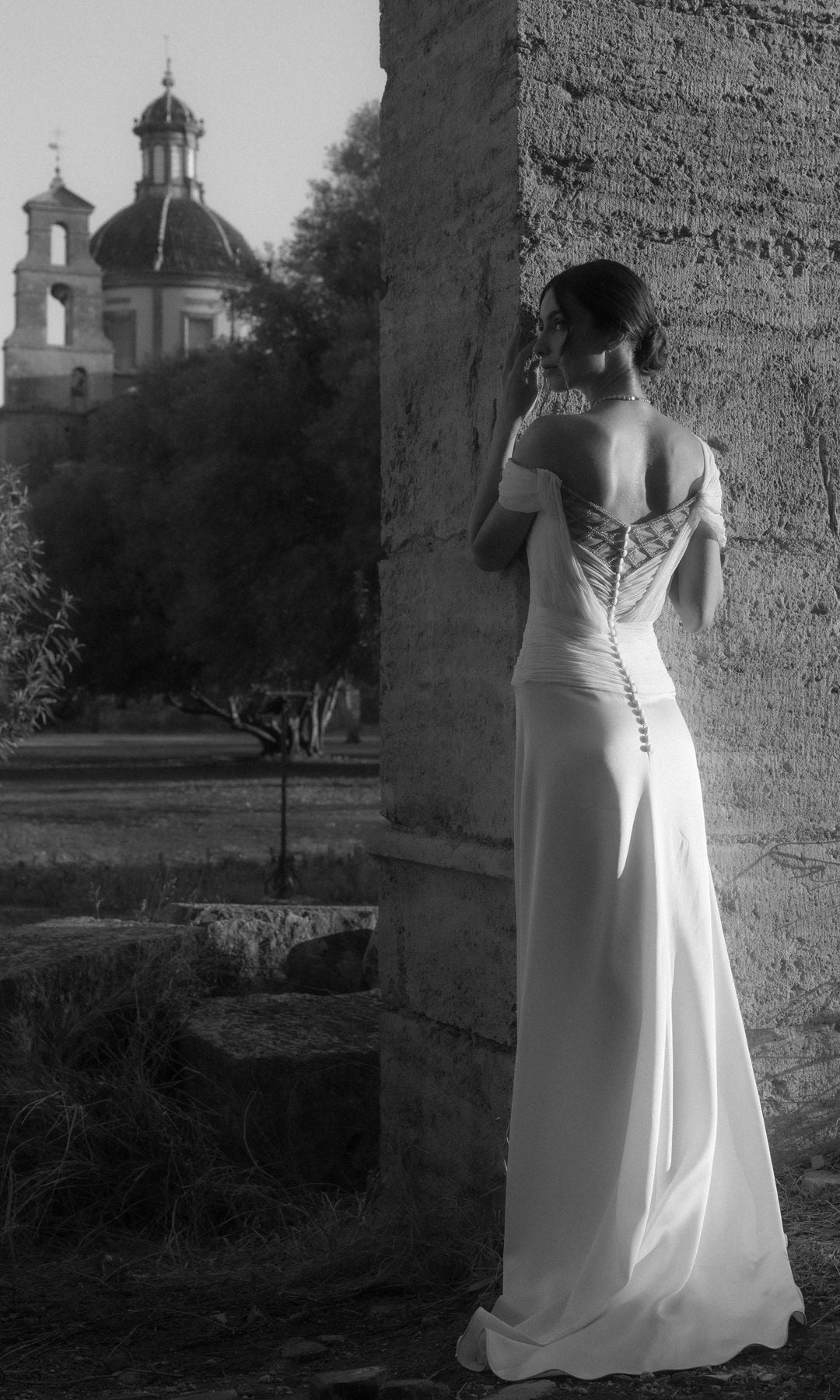 novia viral de alex vidal atelier con espalda joya alta costura