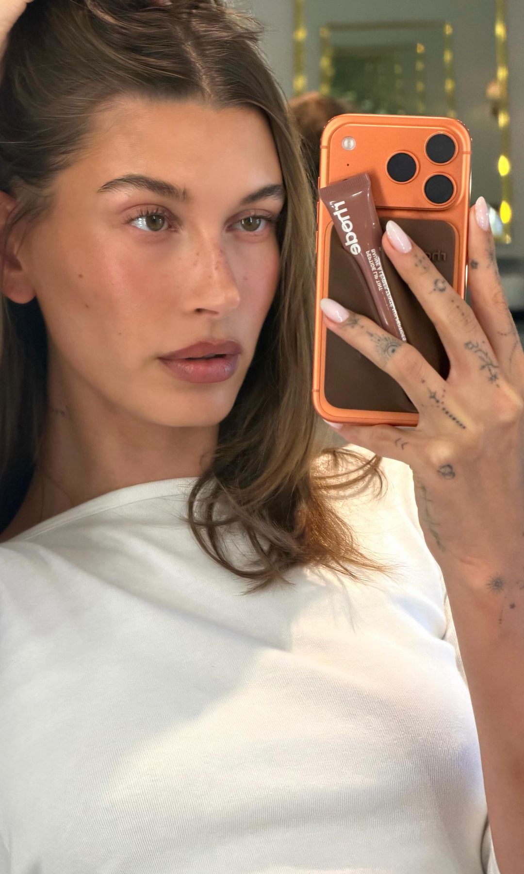 Manicura lechosa de Hailey Bieber