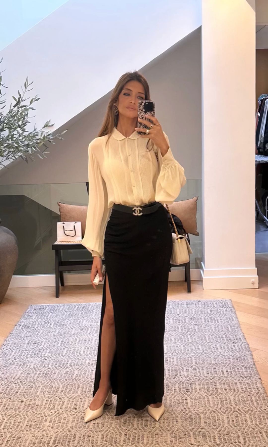 Sara Carbonero deja atrás su característico estilo bohemio y se rinde al poder del blanco y negro: de la blusa romántica a la sensual falda con aberturas