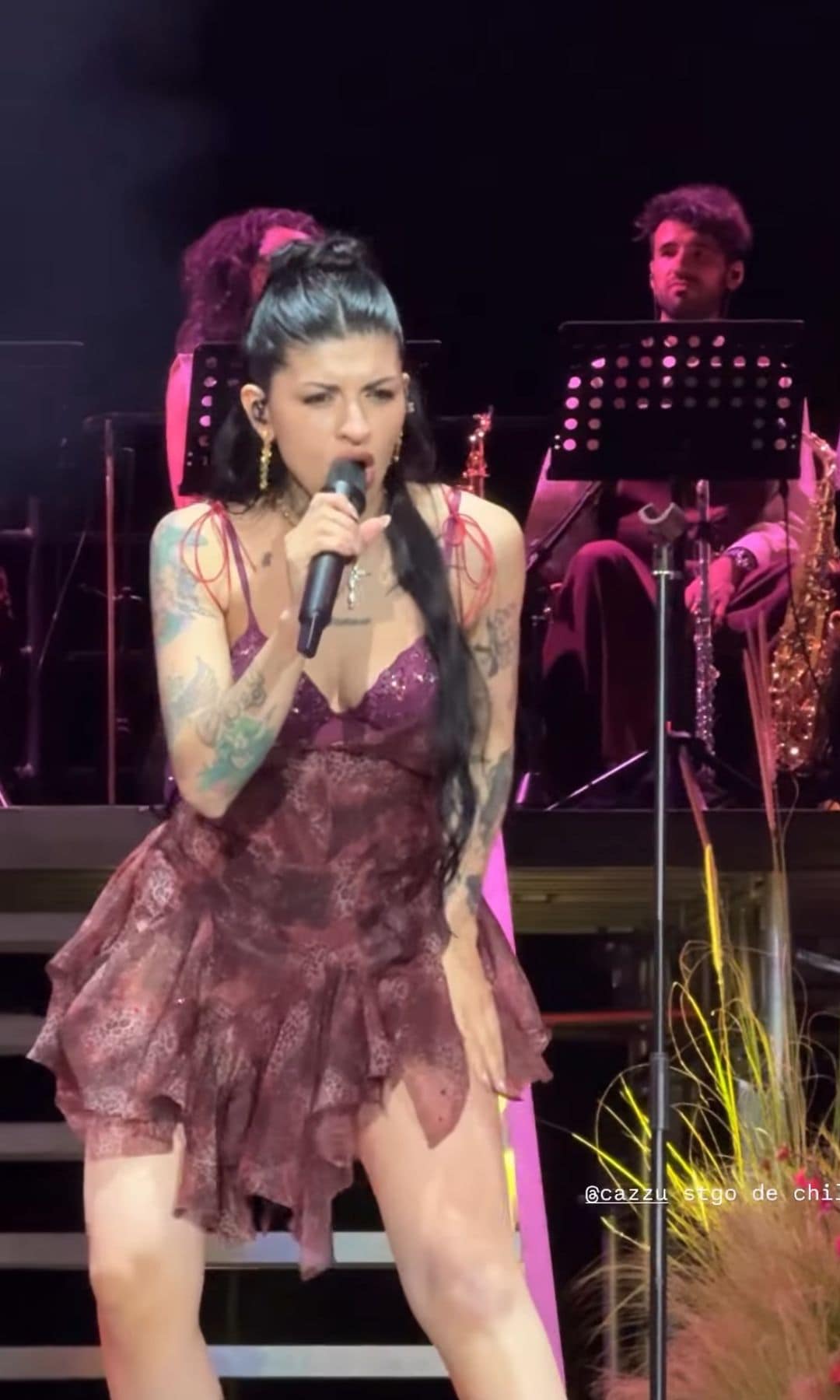 Cazzu deslumbró a sus fans sobre el escenario.