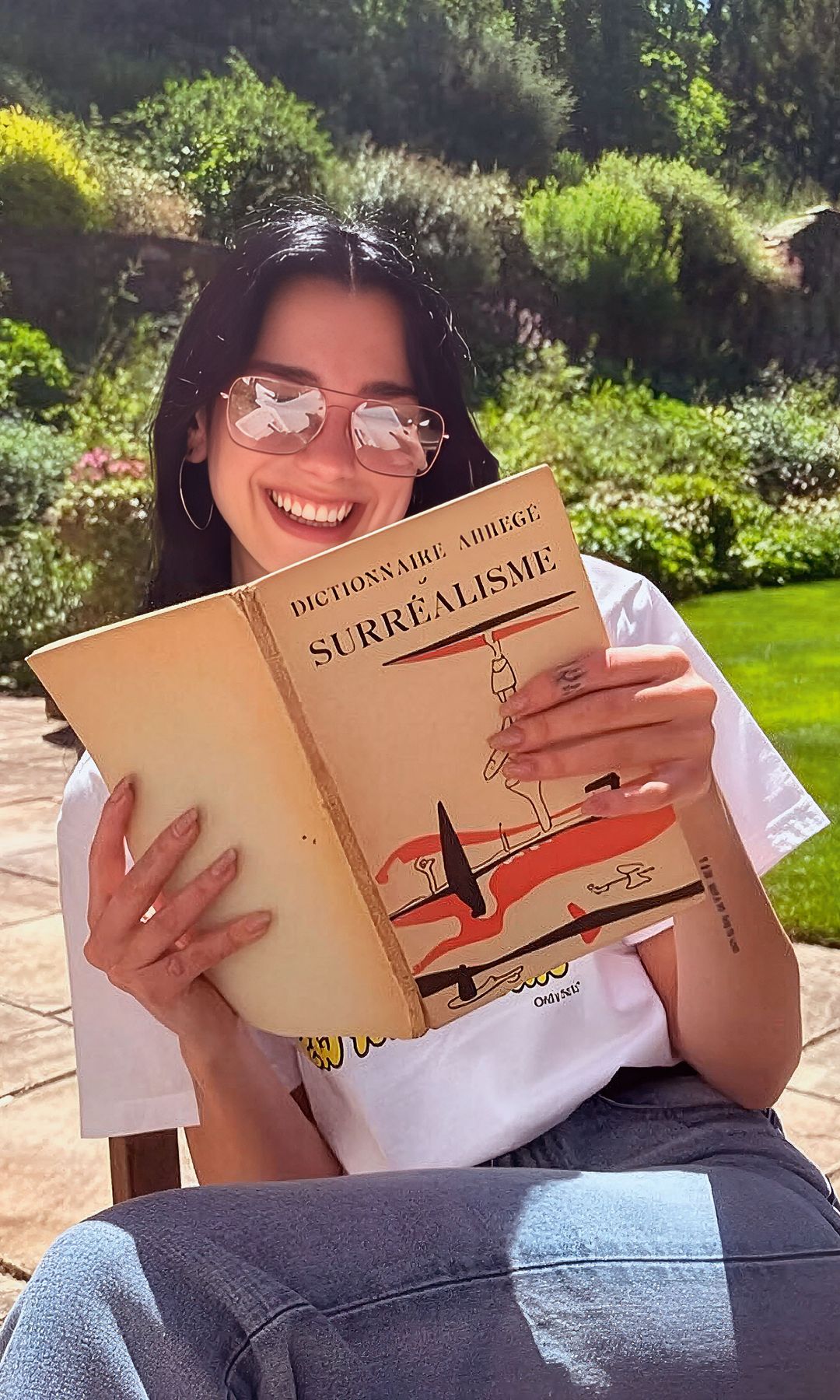 La cantante Dua Lipa tiene su propio club de lectura, Service95 Book Club