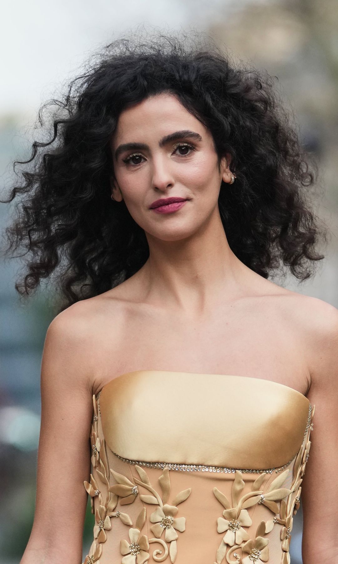 Mujer con cabello largo y rizado
