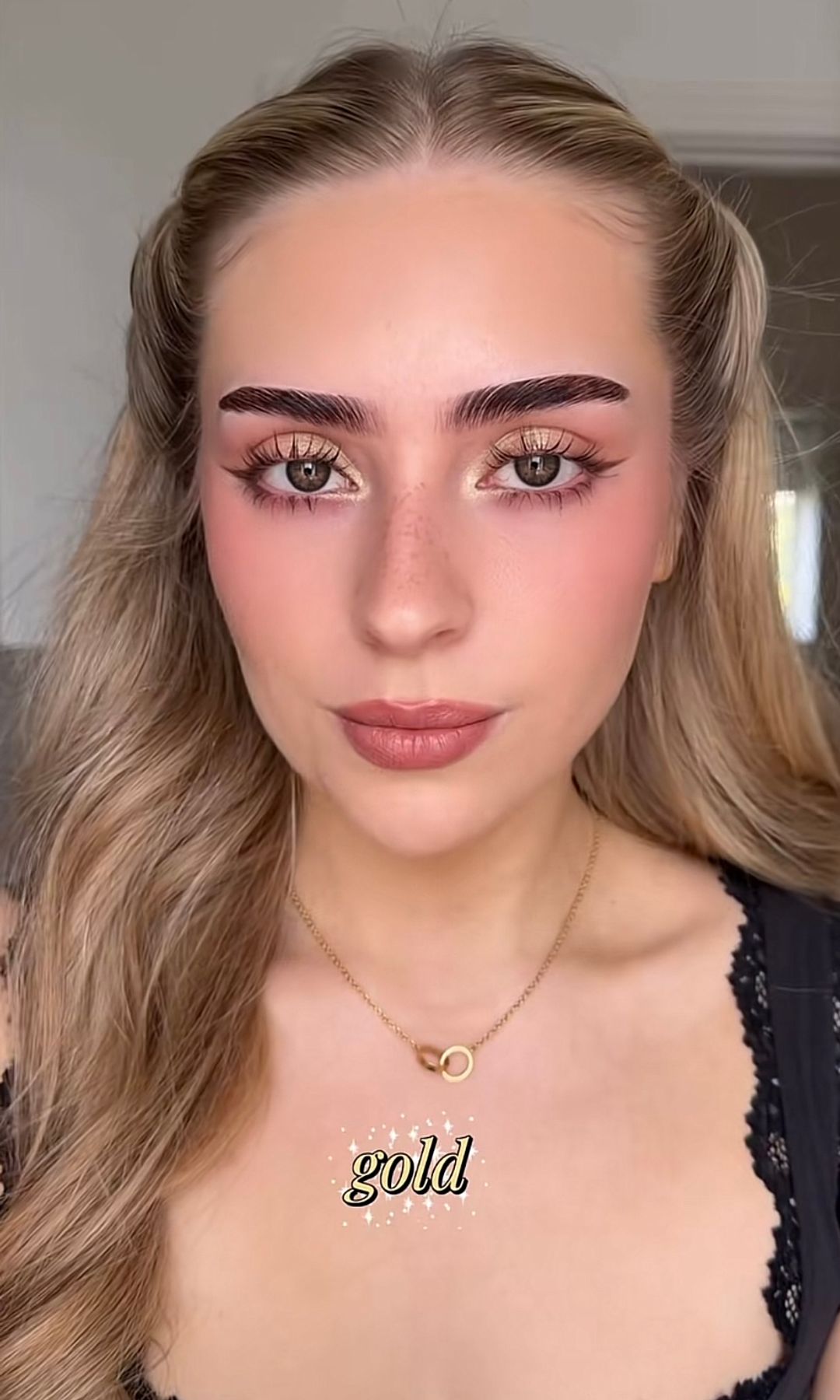 Maquillaje para ojos marrones en dorado