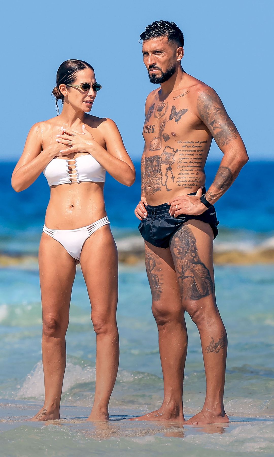 Tamara Gorro y el exfutbolista y padre de sus dos hijos captados de vacaciones juntos en familia 