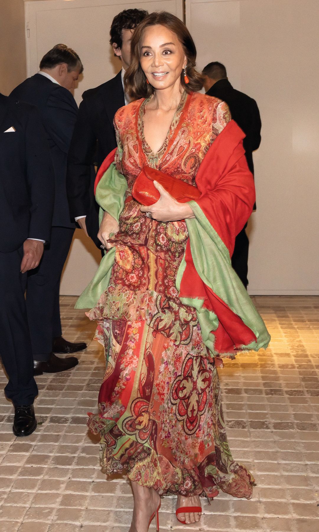 Isabel Preysler, deslumbrante, con un vaporoso diseño de gasa en tonos coral y terracota