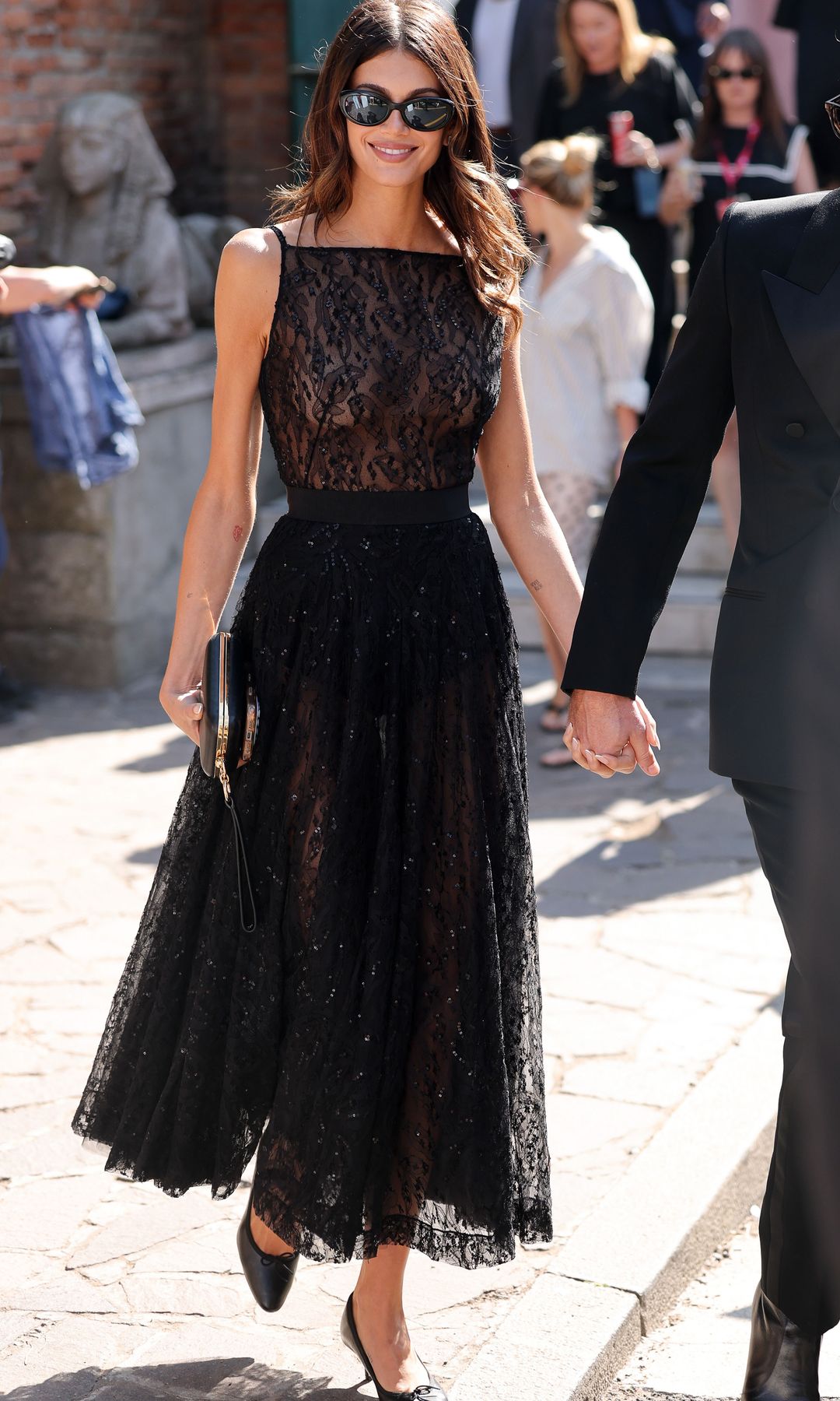 La reina de las pasarelas y del street style, Kaia Gerber, con vestido midi de encaje negro