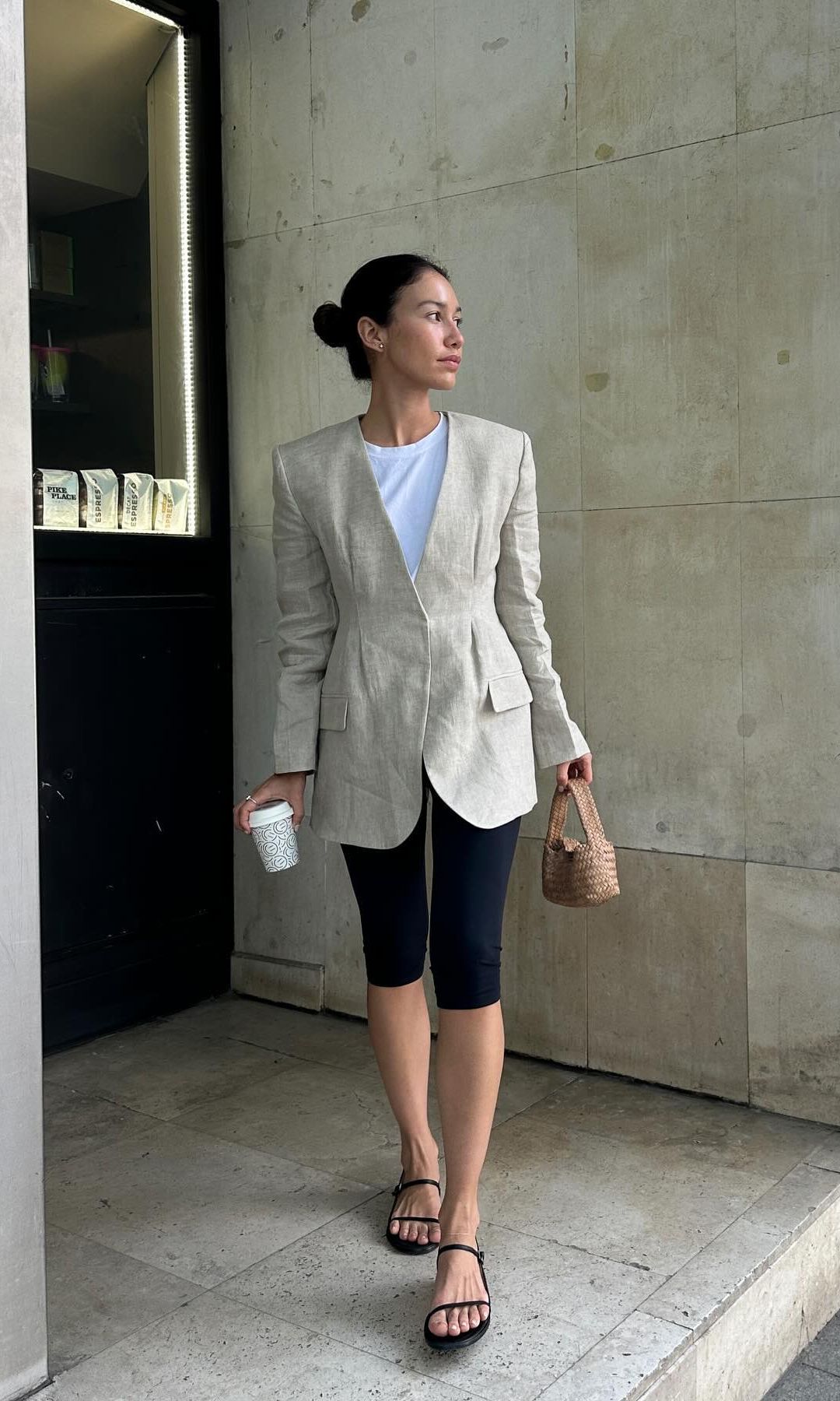 pantalones capri con blazer y sandalias