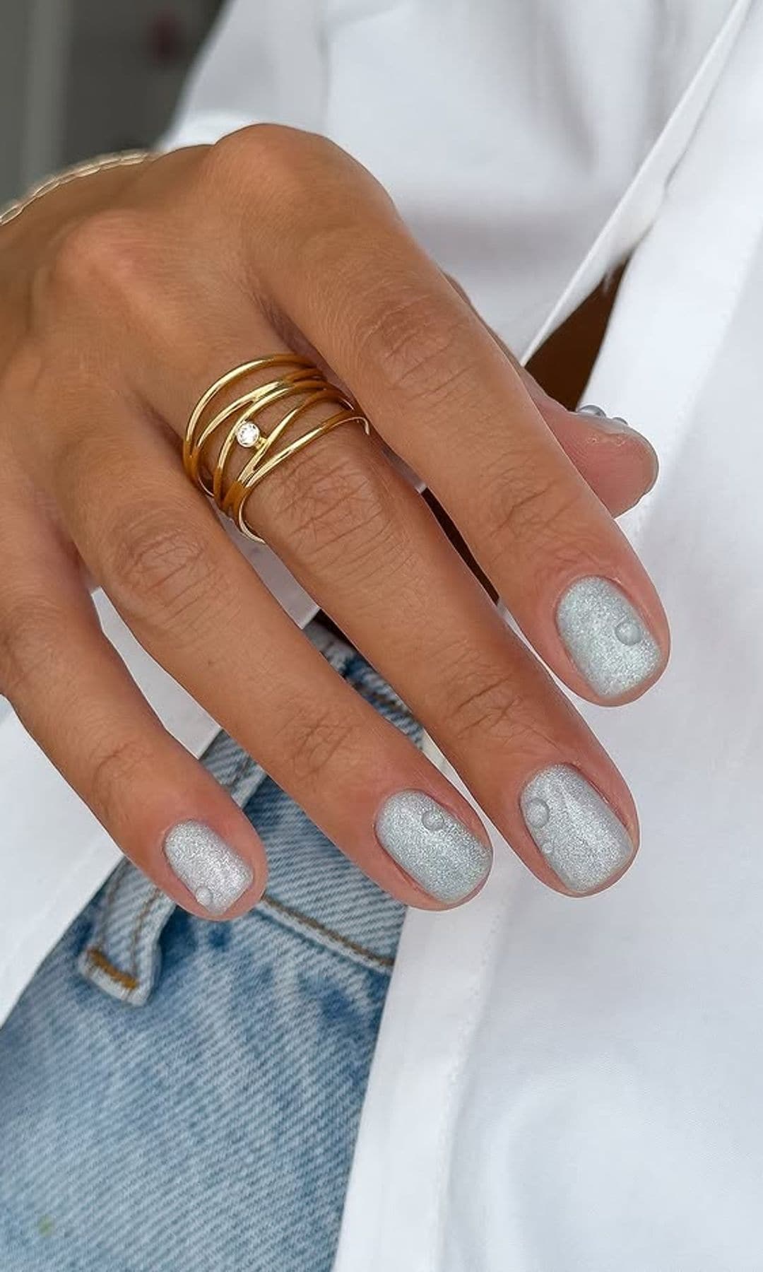 Manicura perlada en azul