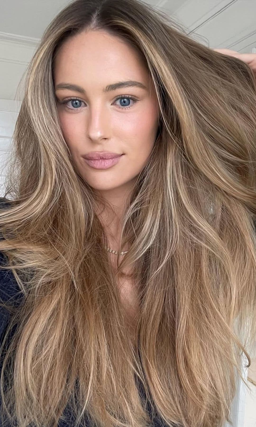 Mathilde Goehler mostrando a cámara su pelo largo