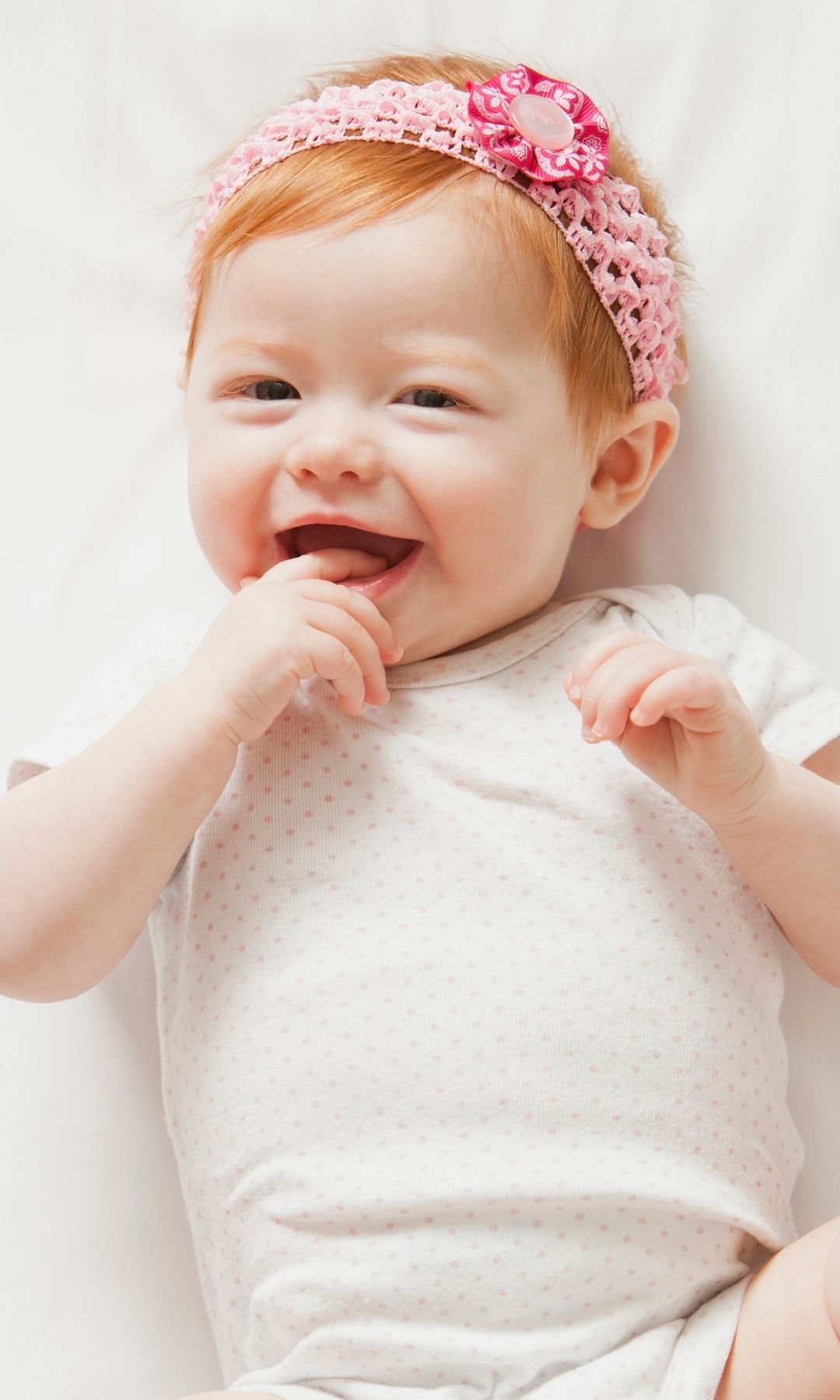 Bebé niña pelirroja