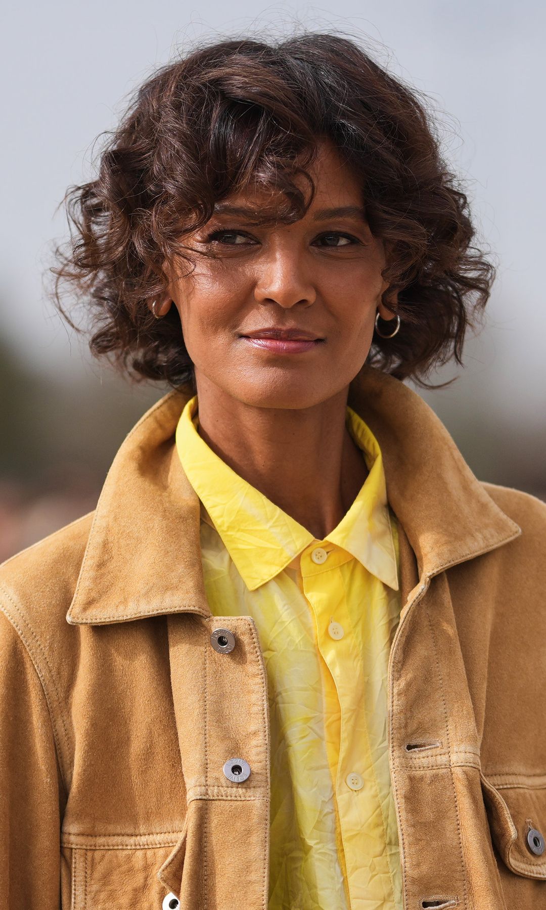  Mujer con pelo rizado