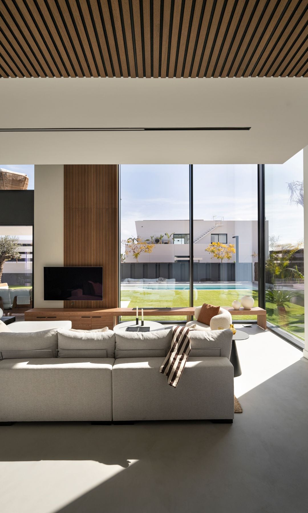 Salón con gran ventanal