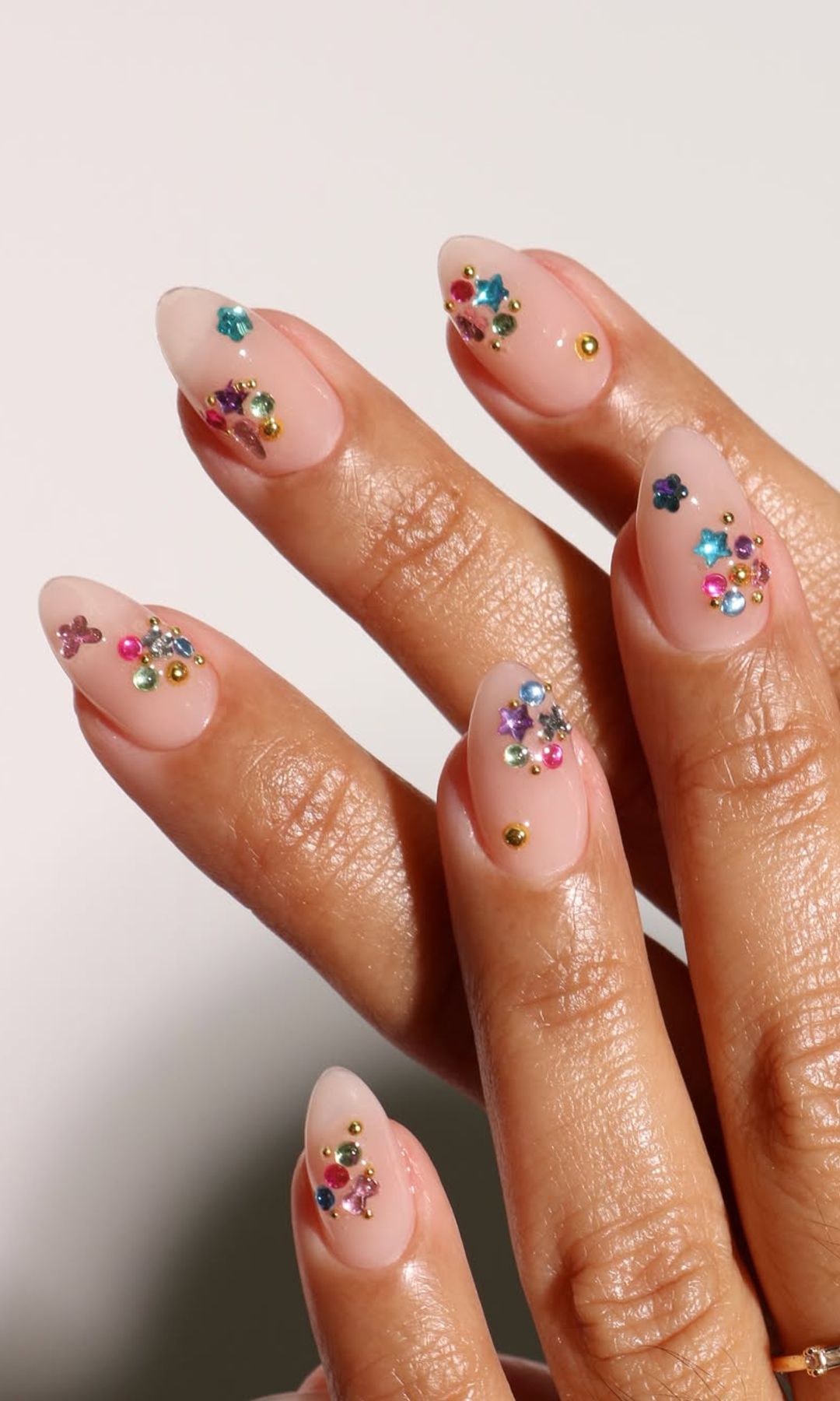Manicura de piedras y brillos
