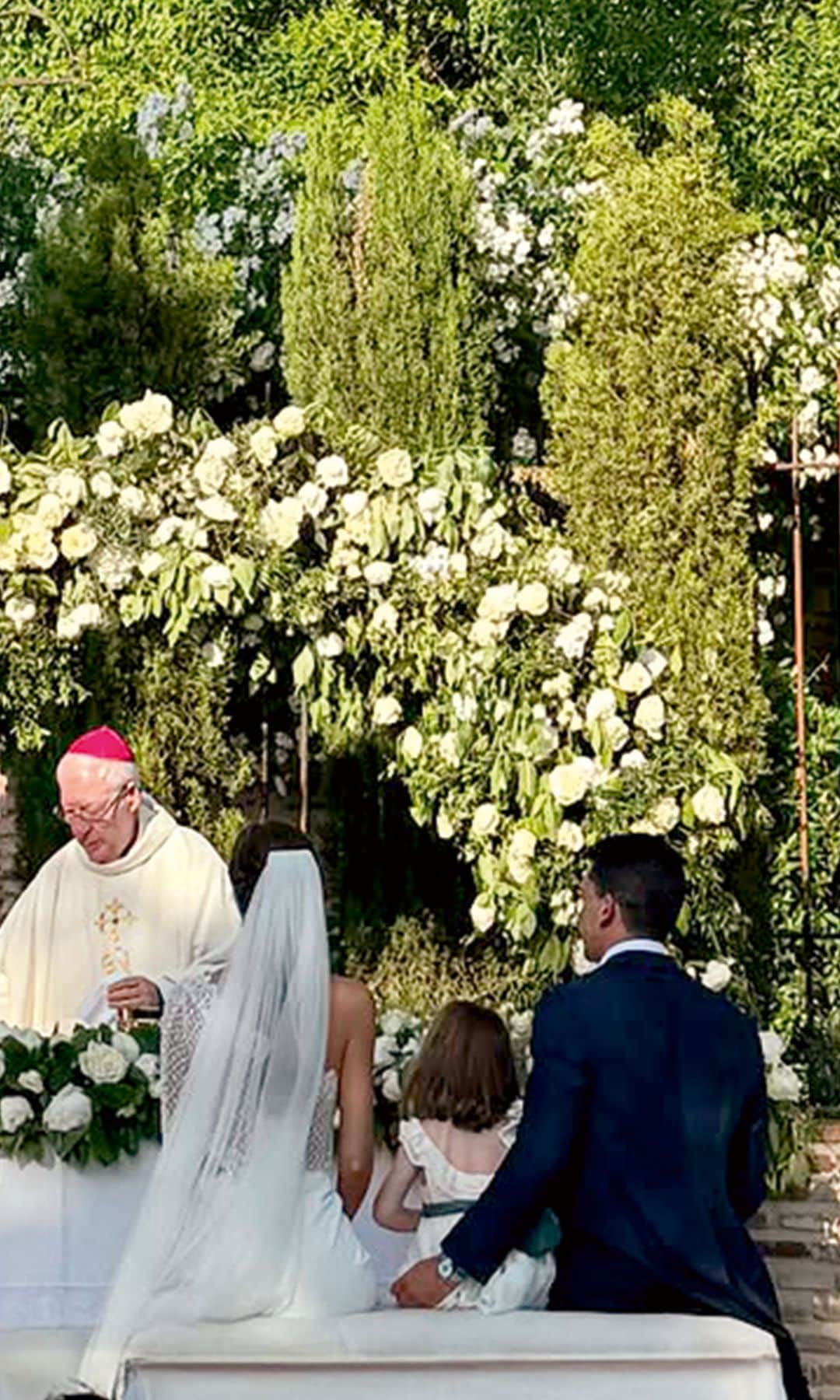 Con su hija, Amaia, de tres años y medio, quien irrumpió en el altar en mitad de la ceremonia