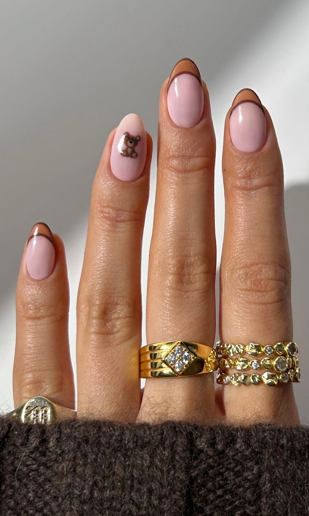 Manicura marrón con ositos
