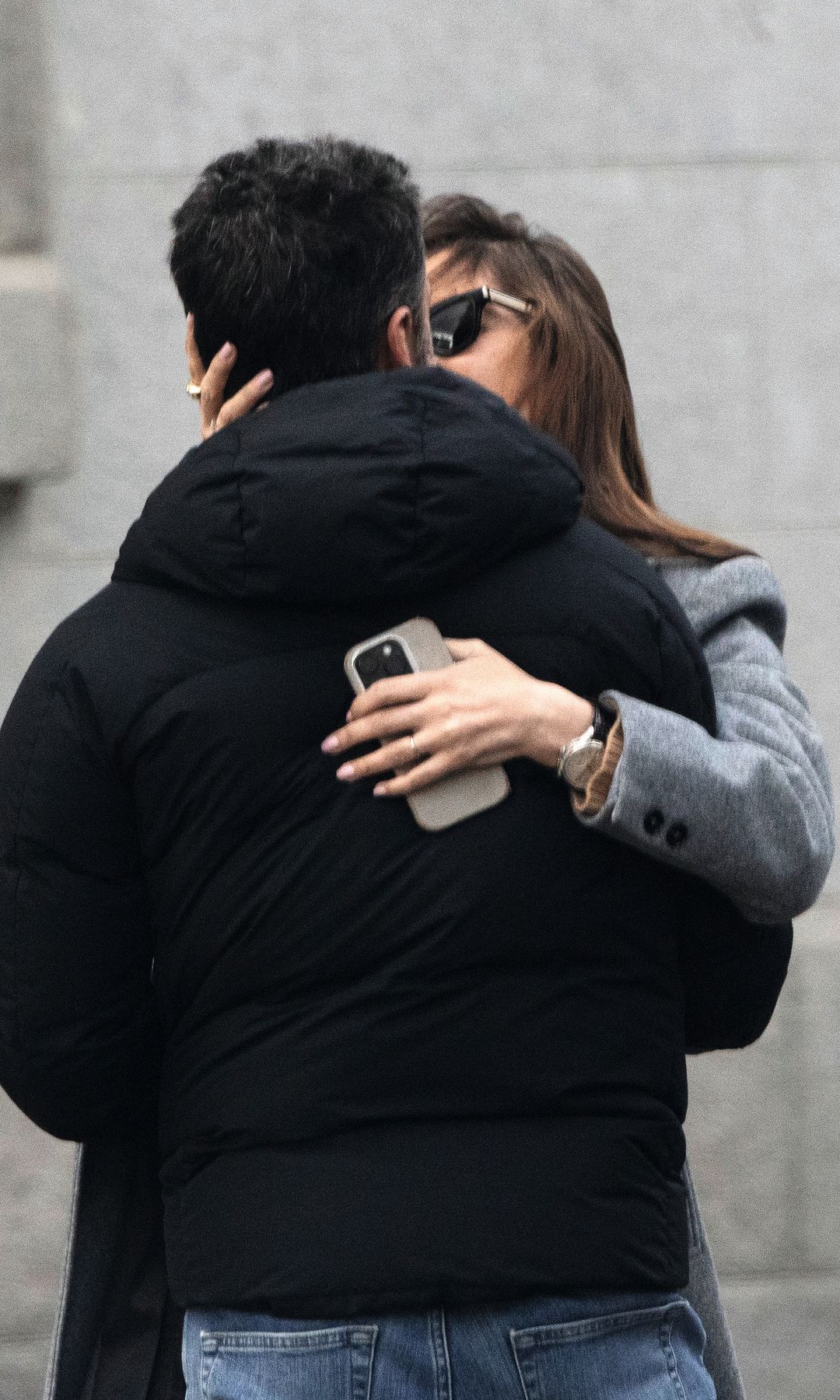 La pareja se mostró de lo más romántica, caminando abrazados y, en un momento dado, deteniéndose para besarse en plena calle, sin importarles las miradas del resto de la gente