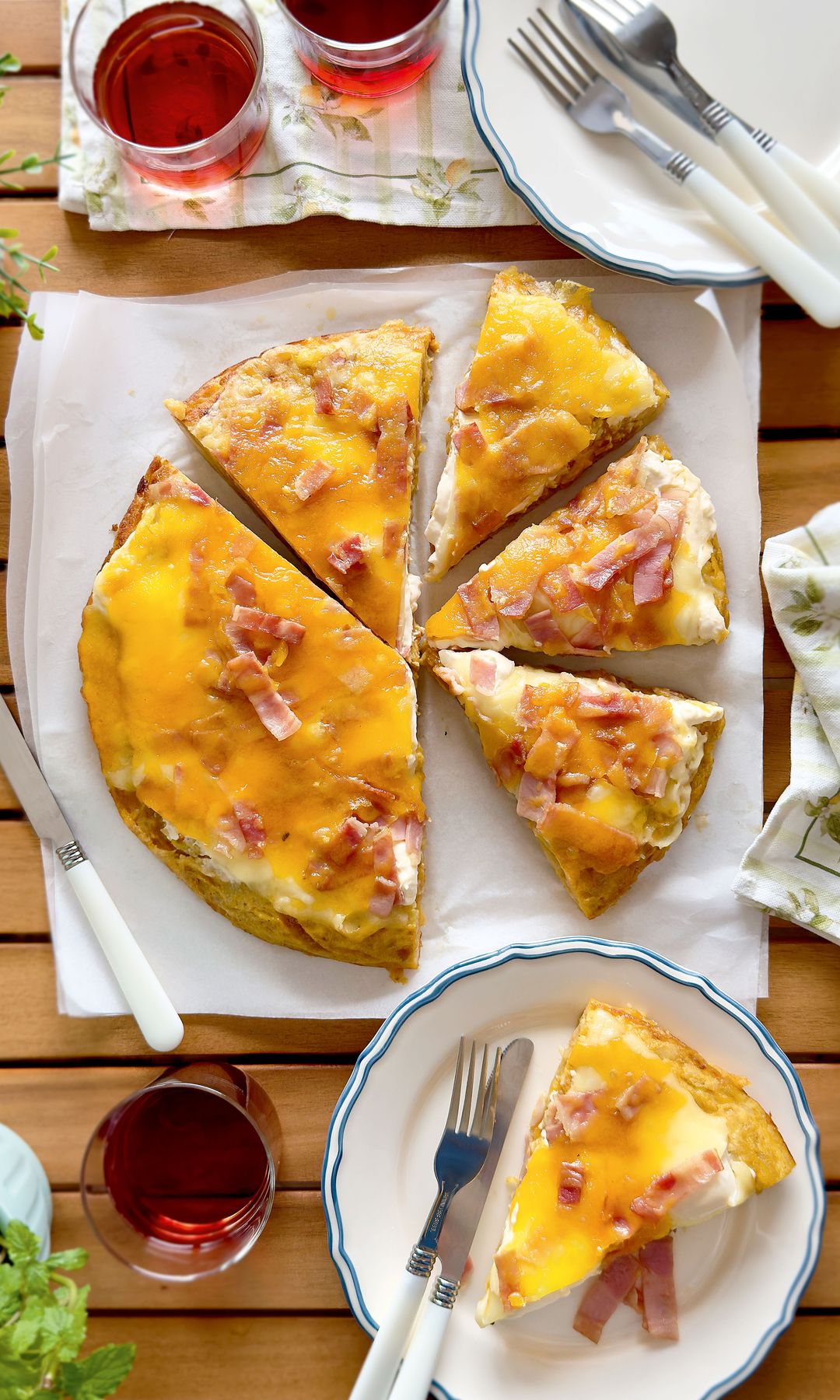 Tortilla rellena de bonito, pimientos del piquillo y mayonesa
