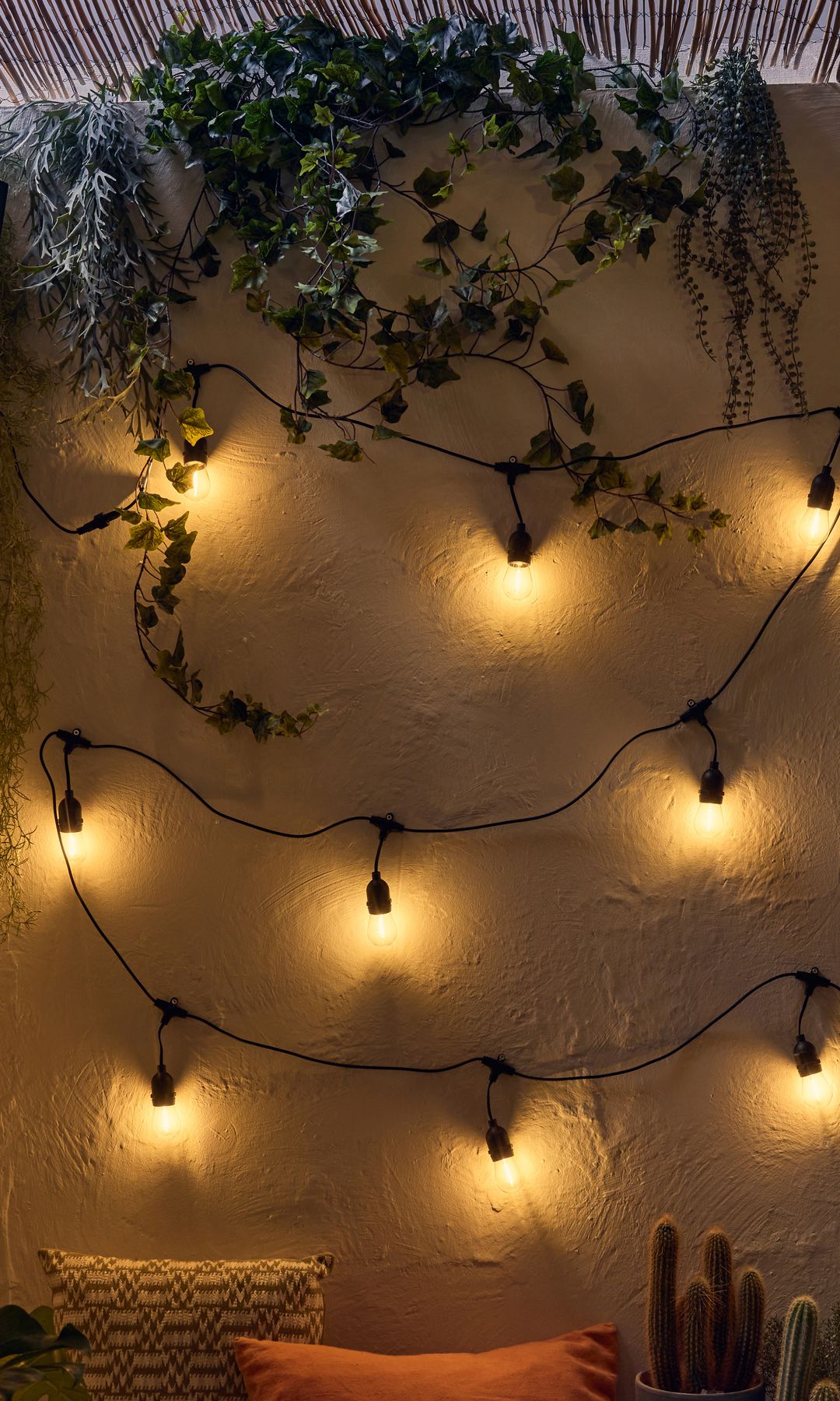 Terraza con guirnalda de luces en la pared 