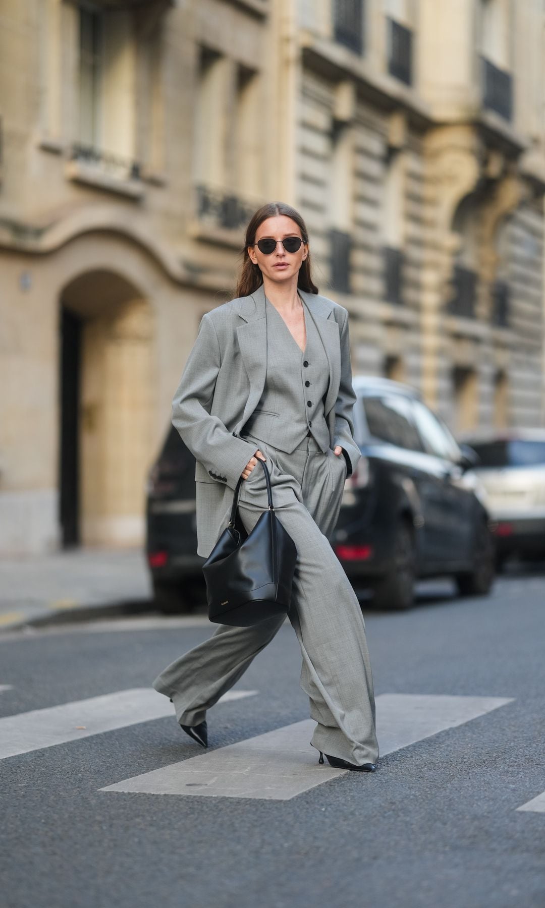 traje gris oversize