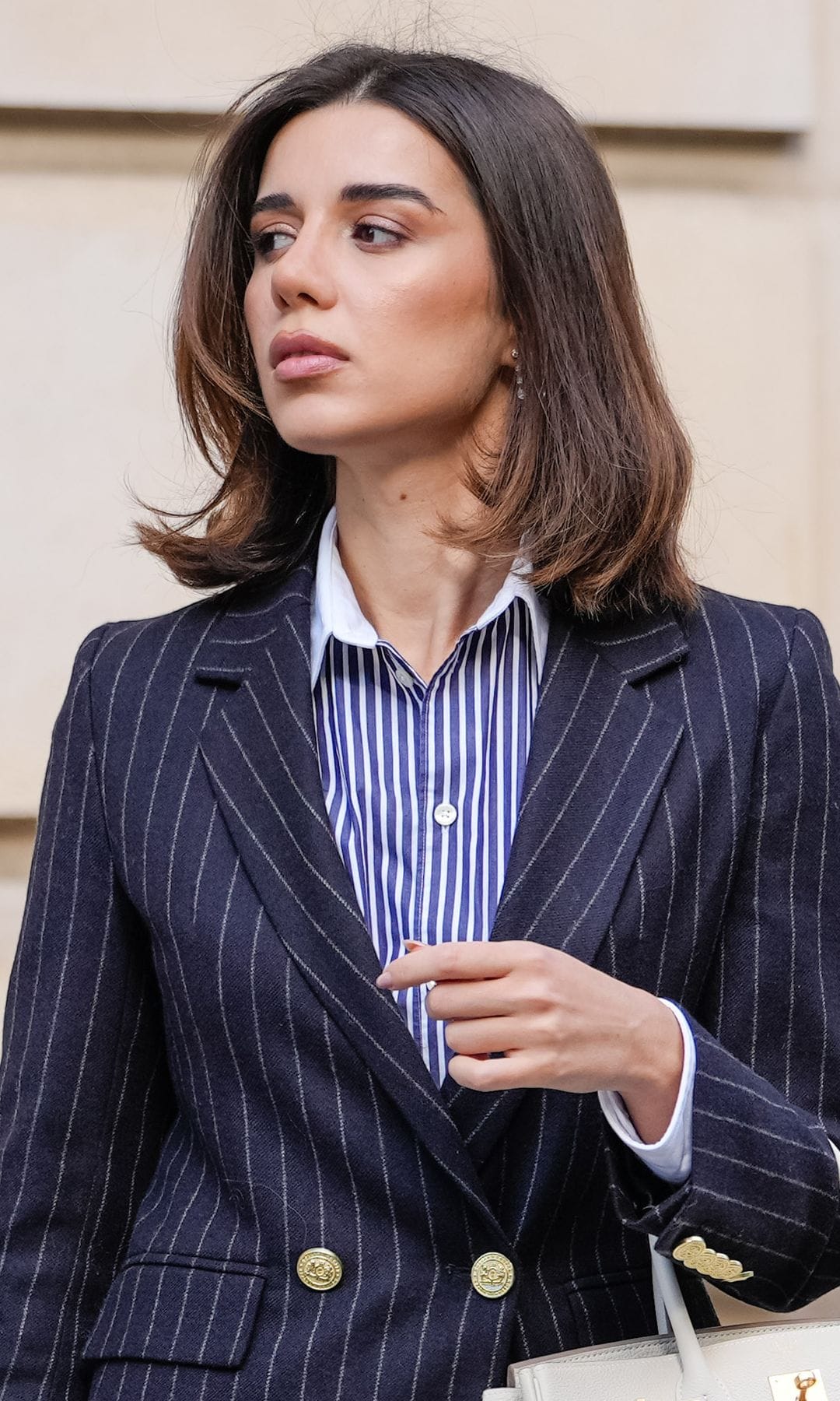 Mujer con cabello corto y ondas