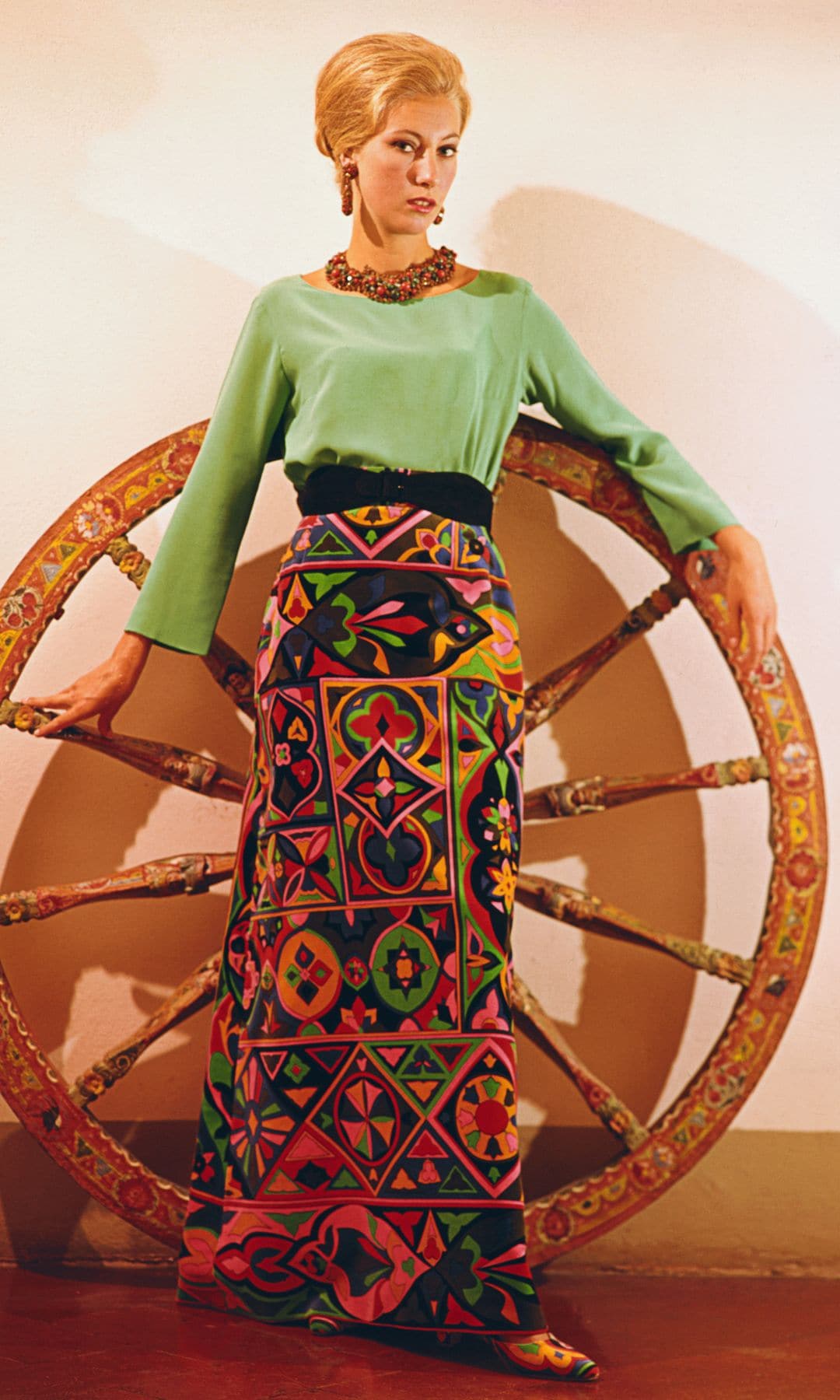 Modelo con falda diseñada por Pucci