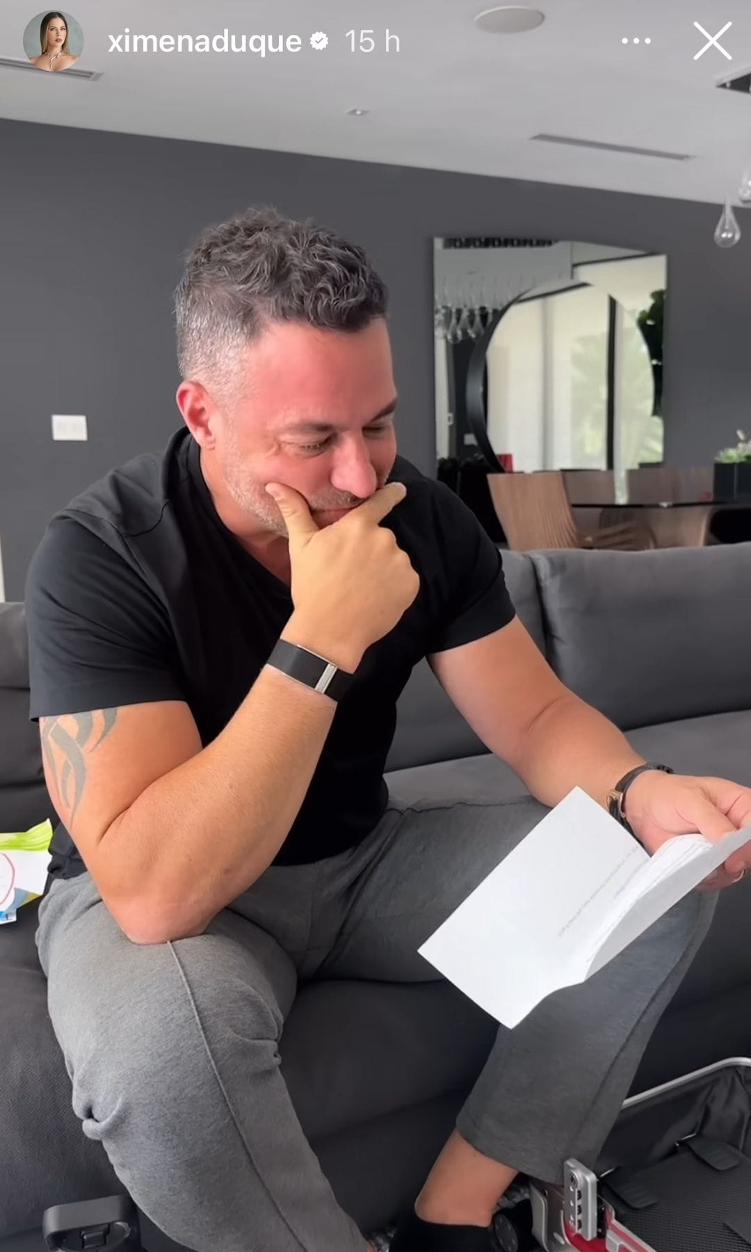 Jay Adkins rompió en llanto con los detalles de su esposa y sus hijas.