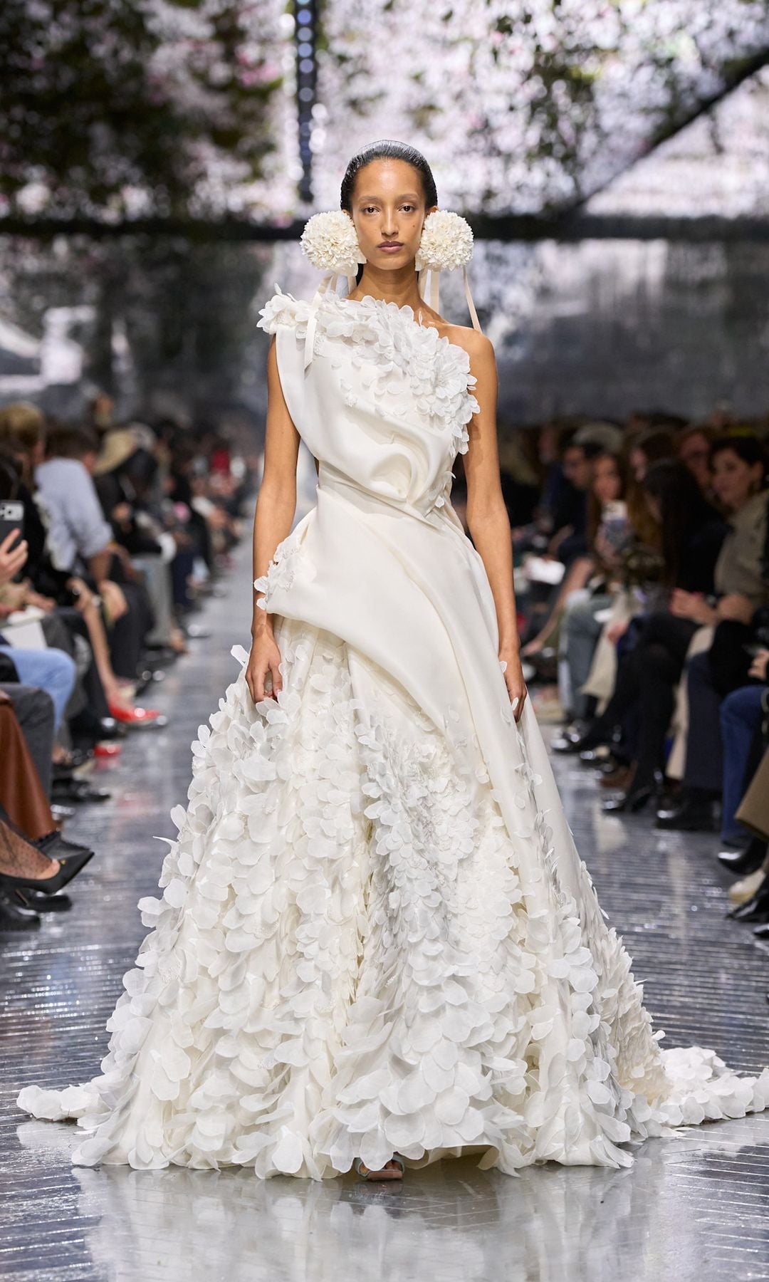 Por qué los desfiles de Alta Costura terminan con un vestido de novia: "Son la máxima expresión del trabajo de un diseñador"