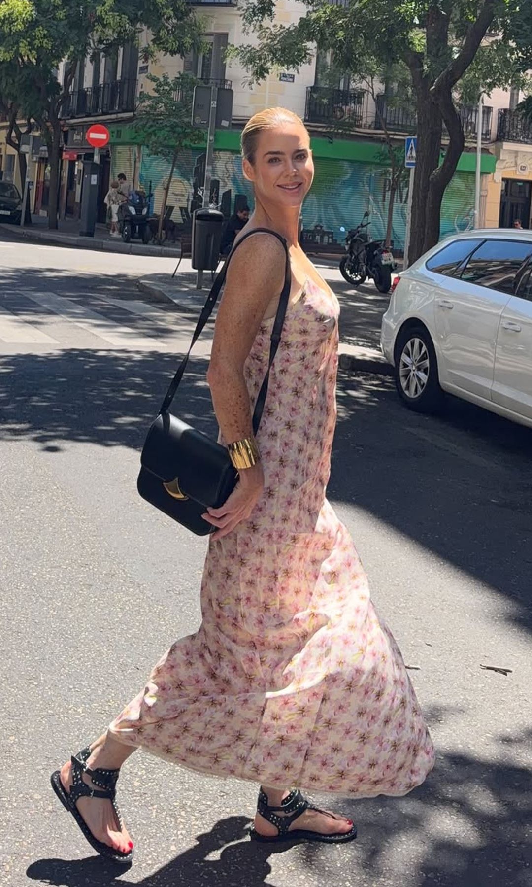 Amelia Bono cuenta los días para las vacaciones con el vestido rosa de flores más fresquito del verano