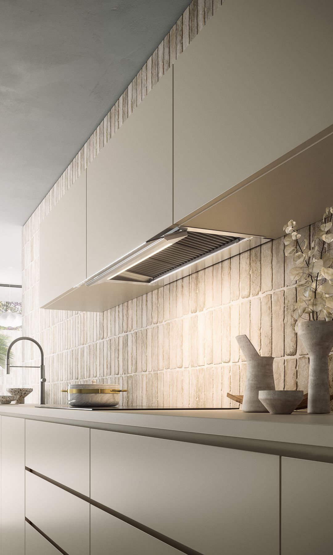 Cocina blanca con azulejos, luz bajo los muebles altos, campana 