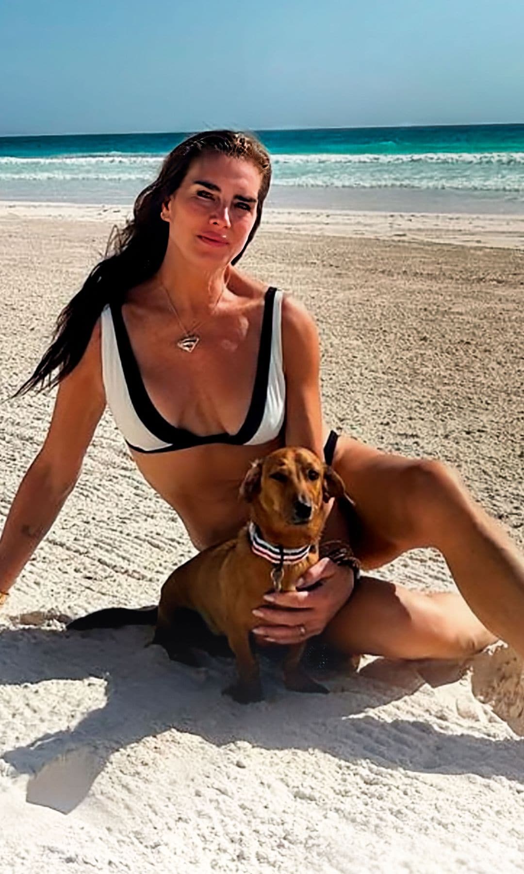 Brooke Shields, que celebrará su 60 cumpleaños el 31 de mayo, luciendo su espléndida figura en bikini
