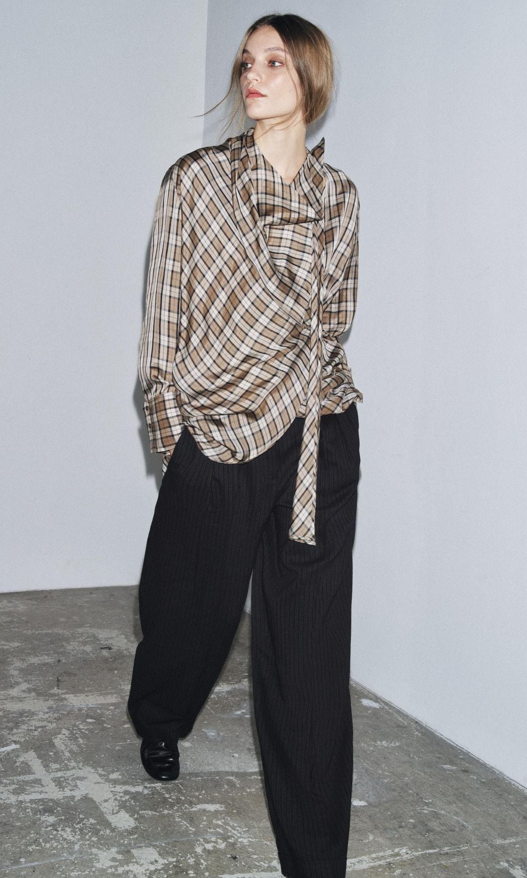 Pantalón estampado de rayas en negro, de Zara