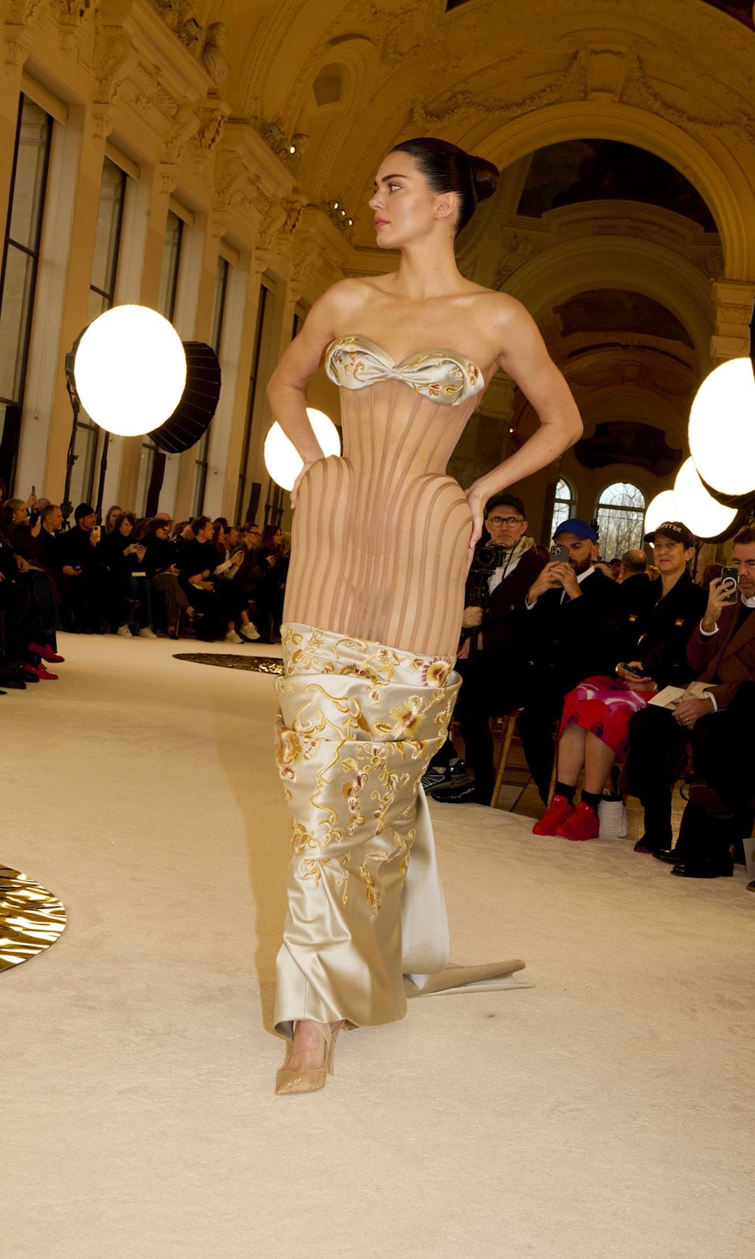 Kendall Jenner sorprendió al final del desfile con un atuendo muy característico de la firma pero que resaltó esta investigación sobre la moda pre y post-guerra.