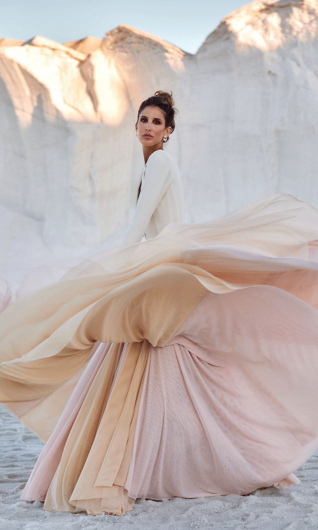 MAGIA EN LOS DETALLES
Nuestra protagonista posa con un sugerente "look" lleno de movimiento, de IQ Collection