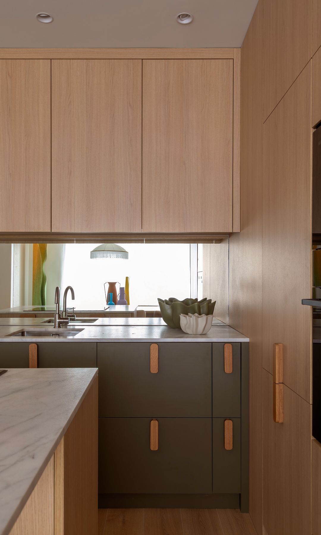 Cocina con frente de espejo. Diseño de Estudio Ana Maldonado